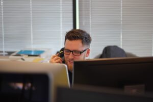 Read more about the article Understanding the Difference Between Brokers and Carriers